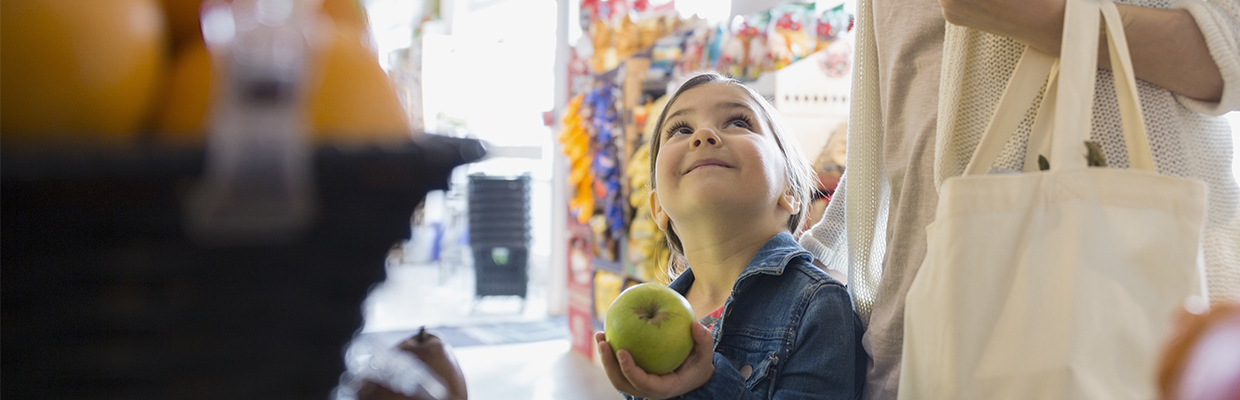 Mother and daughter shopping for produce in market; image used for HSBC Sri Lanka Supermarket Merchant Partners Landing Page